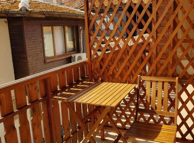 Nikoli Πανσιόν Νεσέμπαρ