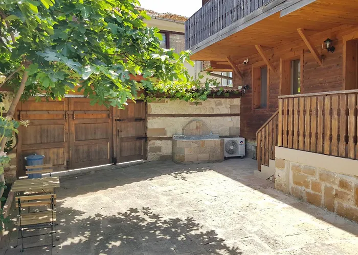 Nikoli Πανσιόν Νεσέμπαρ